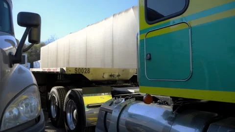 Truck is hooking up the step deck trailer on the parking lot. Slow motion 스톡 동영상 304287242