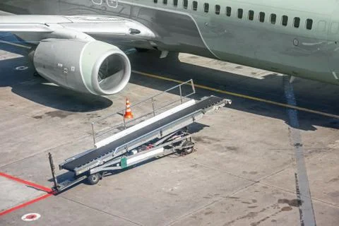 Truck for luggage on an airplane, function to loading unloading passenger's l Foto stock