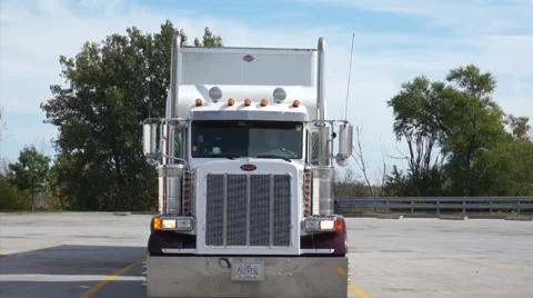Truck Stops Very Close 库存影片 42579505