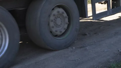 Truck trailer navigating rough terrain during day in rural area Vidéo 287032306
