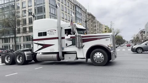 Trucker convoy protesting covid-19 mask mandates in downtown Washington D.C. 스톡 동영상 172545135