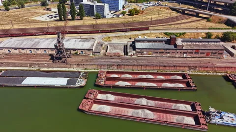 Trucks and barges transport materials near the industrial area by the water in Vidéo 344088922