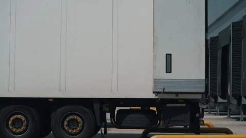 Trucks dock with a logistics center Vidéo 121176338
