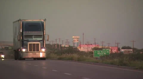 Trucks on Highway 1 스톡 동영상 19133446