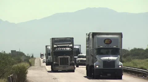 Trucks on Highway 4 스톡 동영상 19134026