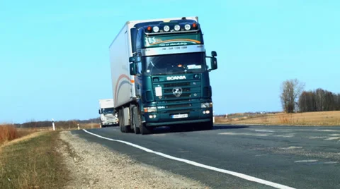 Trucks on Highway 库存影片 37624279