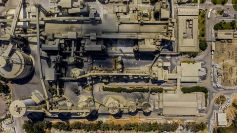 Trucks in a huge factory complex, top down aerial drone time lapse loop 4k 库存影片 137206013