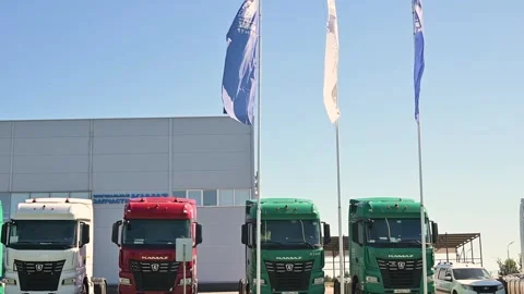 Trucks KAMAZ of a recognized brand are parked in front of a commercial building Vidéo 344673254
