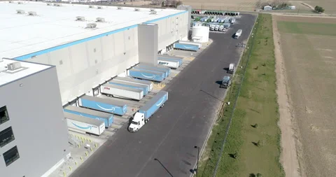 Trucks loading at amazon for delivery Vídeos de archivo 153545327