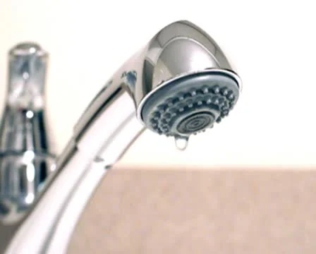 True slow-motion water drips from faucet 스톡 동영상 9874734