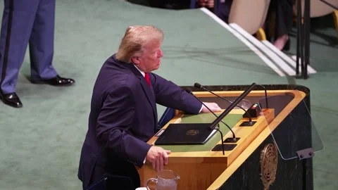 Trump speaks at UN General Assembly rostrum, side angle Vídeo Stock 346265161