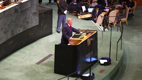 Trump at UN General Assembly rostrum, high wide angle Видео 346265162
