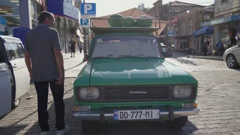 Trunk of rusty Soviet Muscovite is full of watermelons on market. Vídeo Stock 279165758