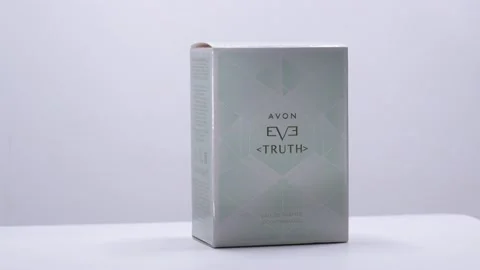 Truth by Avon. Box with Perfume bottle rotation in studio Vídeo Stock 171649527