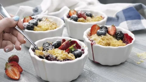 Try berry crumble 库存影片 149176623