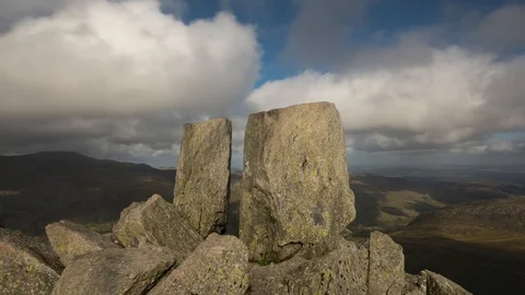 Tryfan mountain time lapse of the Adam and Eve stone summit Видео 115926989