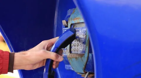 Trying to call using sreet telephone 動画素材 69061061