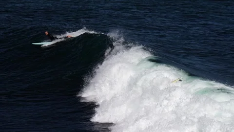 Trying to catch a wave Vídeos de archivo 313857270