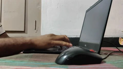 Trying laptop keyboard 動画素材 157609858