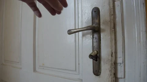 Trying old doors with a handle 4K slow-mo video Vidéo 143515588