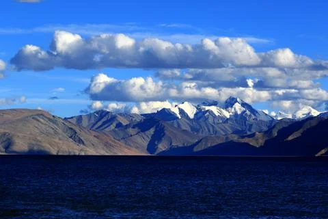 Tso Moriri with the mountain ranges in the background, in Ladakh, Jammu and K 스톡 사진