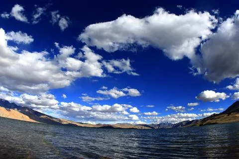 Tso Moriri with the mountain ranges in the background, in Ladakh, Jammu and K 스톡 사진