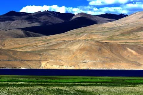 Tso Moriri with the mountain ranges in the background, in Ladakh, Jammu and K 스톡 사진