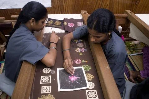 Tsunami victims at workshop learning embroidery Copyright: xDinodiaxPhotox... Foto stock