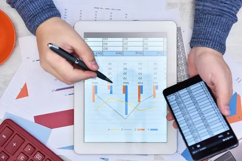 Ttrader man work with documents on digital tablet computer screen. Foto stock