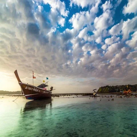 Ttraditional thai long-tail boat in low water during high tide, Thailand. 库存影片 69552541