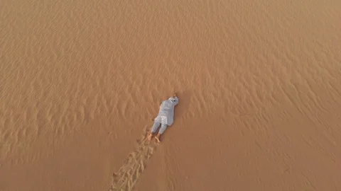 Tuareg man in a desert Stock Footage 94409868