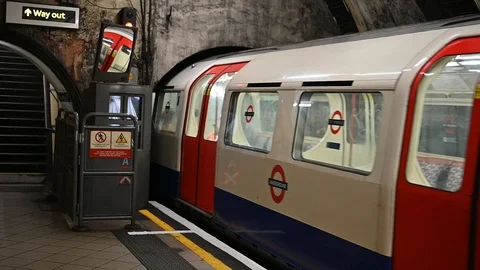 Tube Train Pulling into a London Underground Station Video stock 115785011
