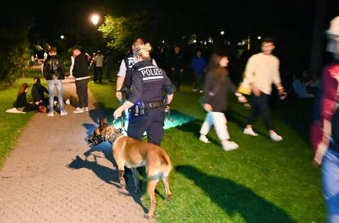 Tuebingen 05.06.2021 Tuebinger Nachtleben, Polizisten mit Hund gehen um 23... Stock Photos