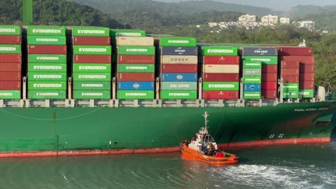 Tug boat assisting a large container ship to dock in Panama City Vidéo 264766962