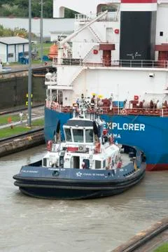 Tug boat hellping the cargo ship panama city central america Stock Photos