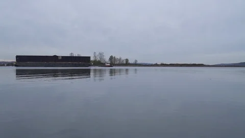 Tug boat pulling shipping containers. 動画素材 88162867