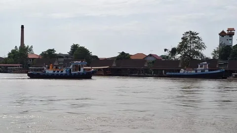 Tug boat service, CHAO PHRAYA river Phra Nakhon Si Ayutthaya. Stock Footage 323590102