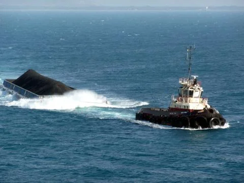 Tug pulling cargo Stock-Fotos