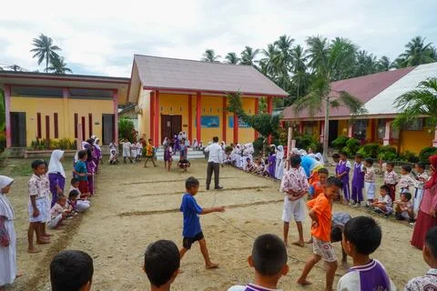 Tug of war competition in elementary school. Tompo, Indonesia. December 19, 2024 Stock Photos