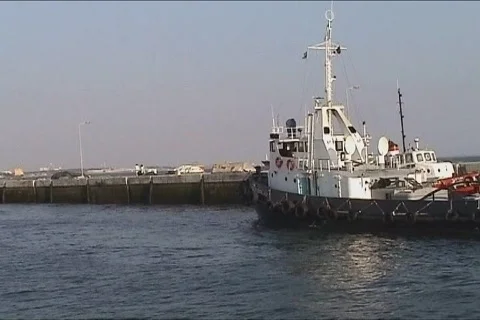 Tugboat arriving 動画素材 110930