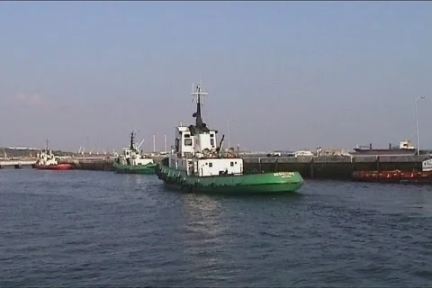 Tugboat arriving  Video stock 114142