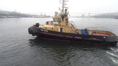 Tugboat in the bay Vídeo Stock 76137505