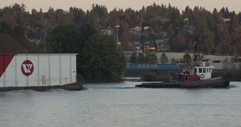 Tugboat carrying freighter Видео 157900190