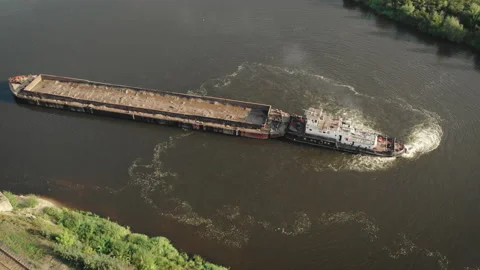 Tugboat with empty barge sailing from the river port 库存影片 205366807