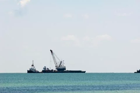 Tugboat pulling barge Foto stock