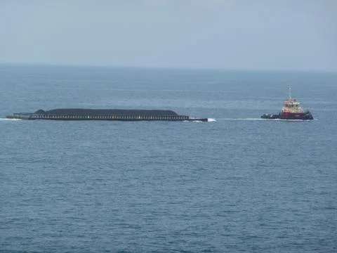 Tugboat  pulling cargo 库存照片