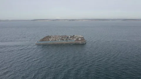 Tugboat pulling trash barge 3 (DLog Ungraded) Vídeo Stock 106571292