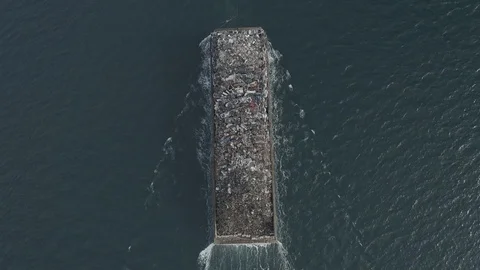 Tugboat pulling trash barge (DLog Ungraded) Vídeo Stock 106597387