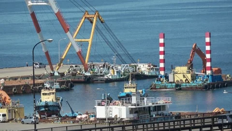 Tugboat pulling a vessel towards port berth, Hakodate, Japan, 2026.09.10. Vídeos de archivo 345363764