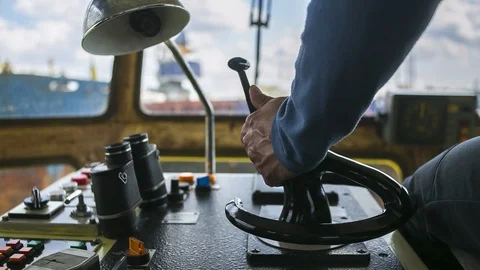 The tugboat pulls the ship into the dock. Stock-Footage 86783928
